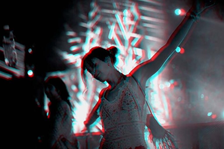 Une jeune fille qui subit les effets de la kétamine.