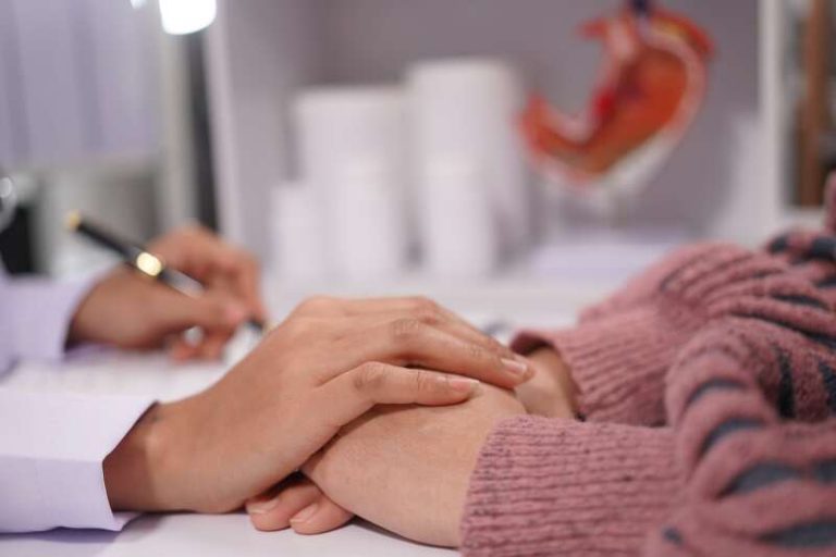 Une femme qui apprend qu'elle est atteinte d'un cancer de l'ovaire.