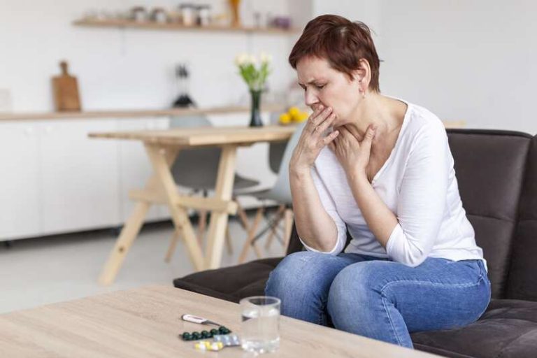 Une femme atteinte du nouveau variant du Covid-19 souffrant des symptômes associés.