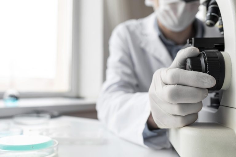 Une médecin qui a participé à la recherche pour réduire la récurrence des cancers ORL avec l'immunothérapie.