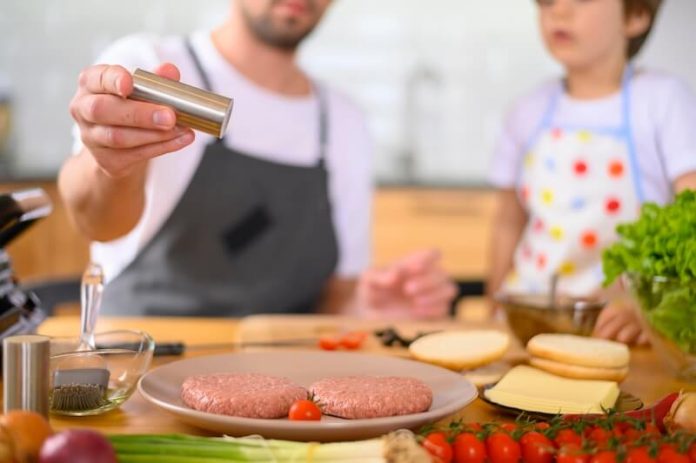 viande hachee pas cuite mal danger intoxication alimentaire shu drame deces ma sante Un père et son enfant préparant de la viande hâchée crue.
