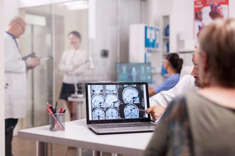Des chercheurs travaillant sur le déclin cognitif.