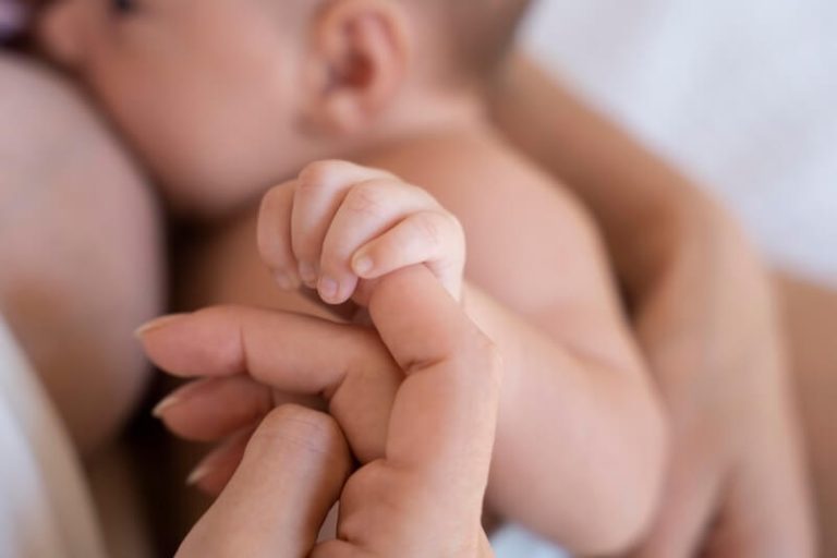 Une maman en train d'allaiter son bébé.