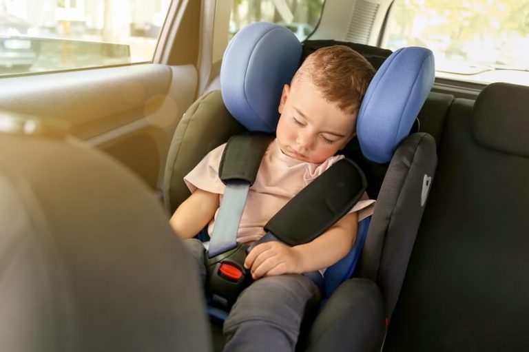 Un bébé oublié au soleil dans une voiture.