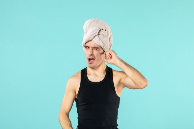 Un jeune homme avec une oreille bouchée suite à une baignade.