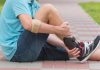 Dans quels cas porter une orthèse peut être utile ? Un homme vérifie le bon positionnement de son orthèse.