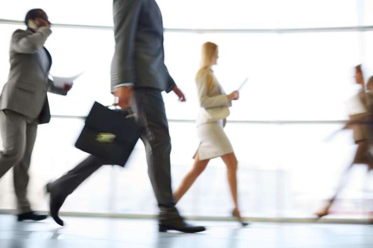 Une équipe de salariés surmenés au bord de l'arrêt de travail.