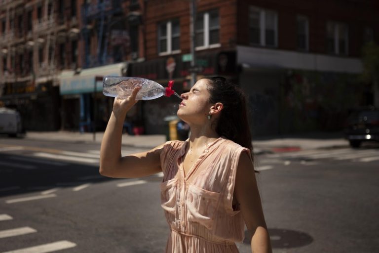 Une femme qui subit la canicule en ville en France en vigilance rouge.