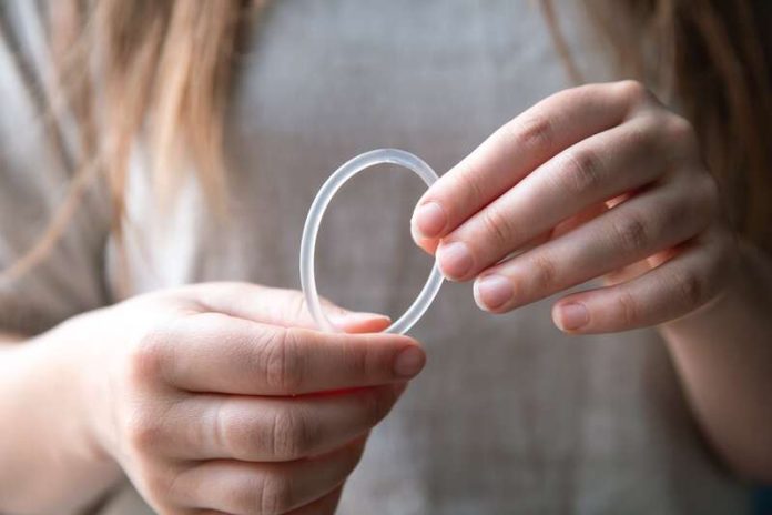 anneau vaginal contraception mode d'emploi Ma Santé Une femme qui teste l'anneau vaginal comme contraceptif.