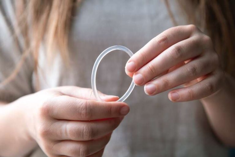 Une femme qui teste l'anneau vaginal comme contraceptif.