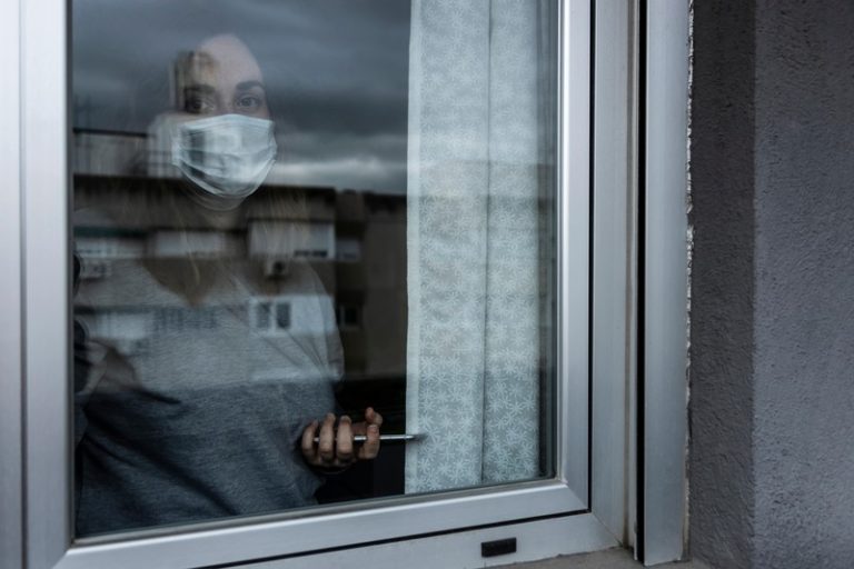 Une femme atteinte d'anxiété pendant le confinement à cause de l'isolement social.