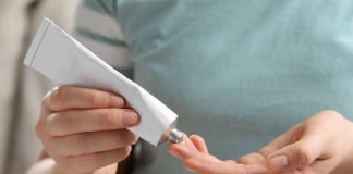 Une femme qui utlise la pommade ophtalmique Vitamine A Dulcis pour cicatriser sa cornée.