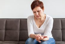 Une femme souffrant de rhizarthrose, l'arthrose du pouce.