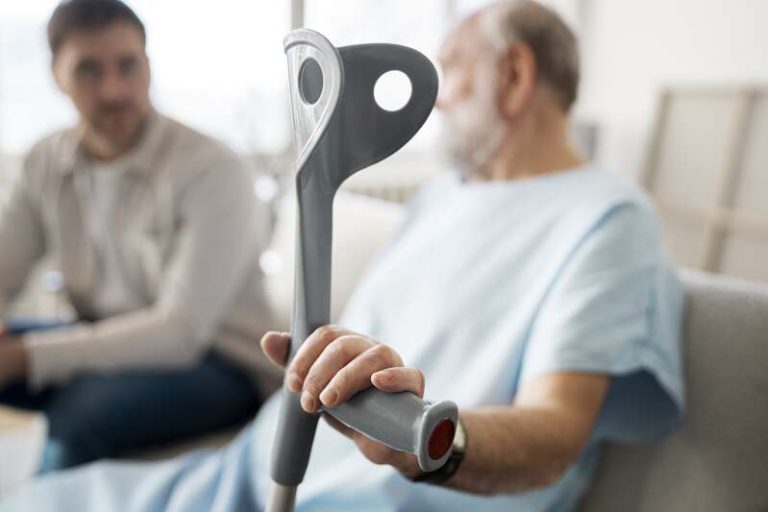 Un homme atteint de Parkinson du côté droit et a donc des problèmes moteurs.