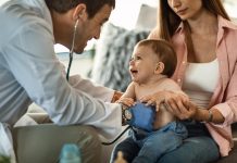 Un bébé avec sa mère chez le médecin qui fait ses vaccins obligatoires. 