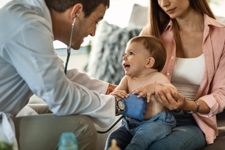 Un bébé avec sa mère chez le médecin qui fait ses vaccins obligatoires. 
