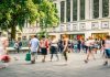 Moins de bébés, plus de décès : la France face à un tournant démographique historique Une rue passante qui n'accueille plus autant de monde qu'avant à cause de la situation démographique.