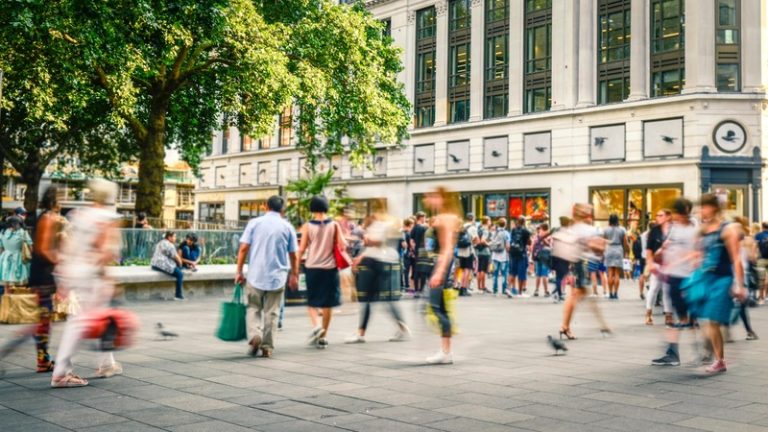 Une rue passante qui n'accueille plus autant de monde qu'avant à cause de la situation démographique.