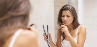 Une femme vient de se brûler les cheveux avec son fer à lisser.