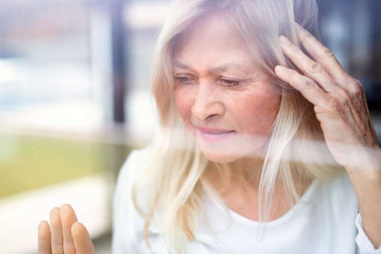 Une femme atteinte de covid long qui sent que son cerveau ne marche plus comme avant.
