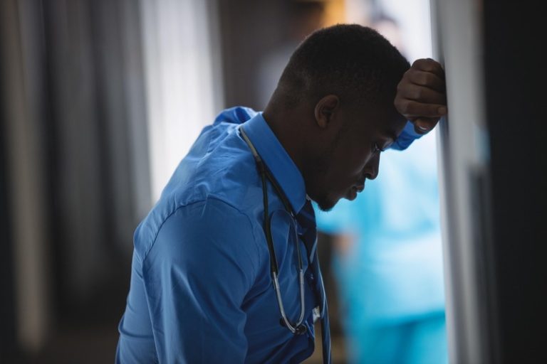 Un médecin démuni face à la coupe des financements américains dans la lutte contre Sida.