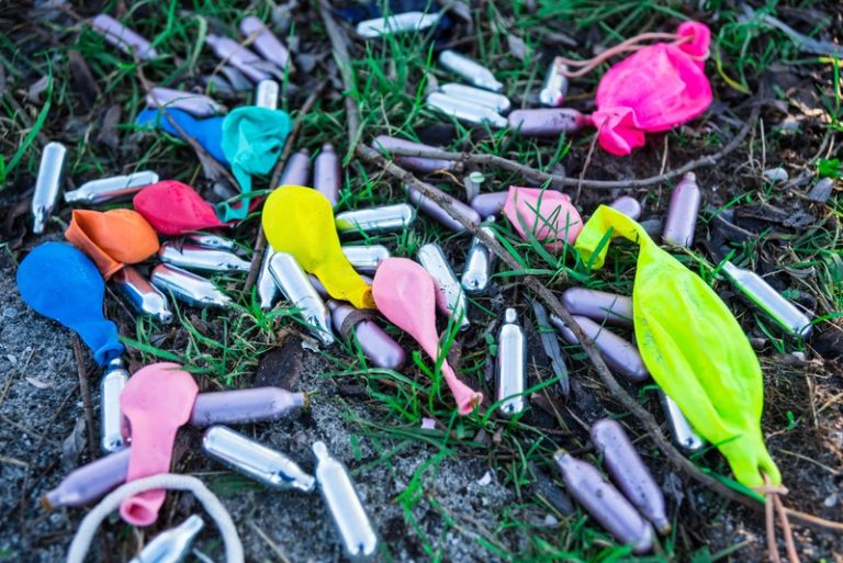 Un parc public rempli de ballons de protoxyde d'azote après une soirée de jeunes.