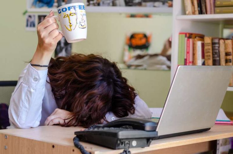 Une femme victime des effets indésirables de l'hyperconnexion sur sa santé.