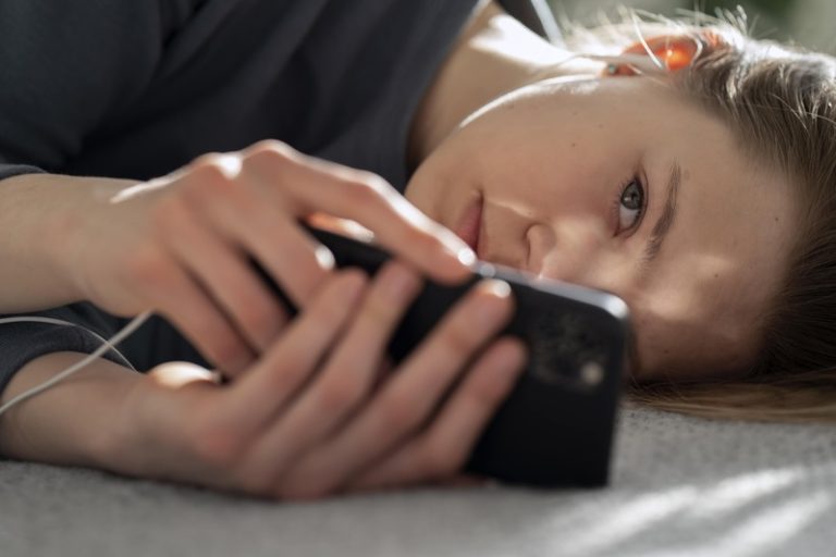 Une jeune fille dépendante aux écrans et en détresse psychologique.