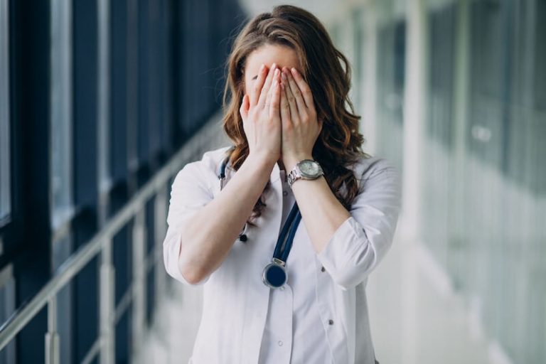 Un médecin agressé, mieux sécurisé par la nouvelle loi.