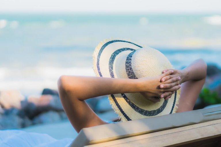 Une femme qui profite de sa semaine de vacances, une durée optimale pour recharger les batteries.