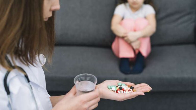 Une enfant atteinte de TDAH qui prend beaucoup de médicaments pour régler cette condition.
