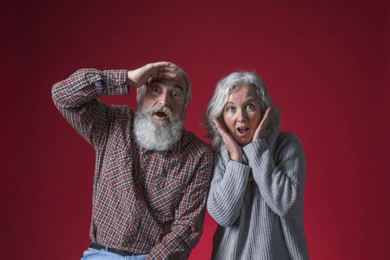 Un homme et une femme de plus de 65 ans qui se demandent combien d'années il leur reste en bonne santé.