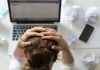Une femme qui souffre des symptômes de la ménopause au travail.