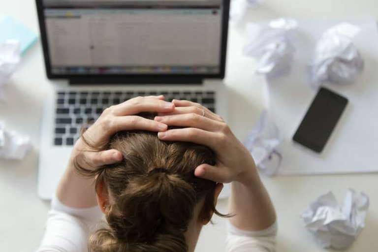 Une femme qui souffre des symptômes de la ménopause au travail.