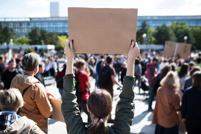 Des médecins libéraux qui descendent la rue pour manifester.