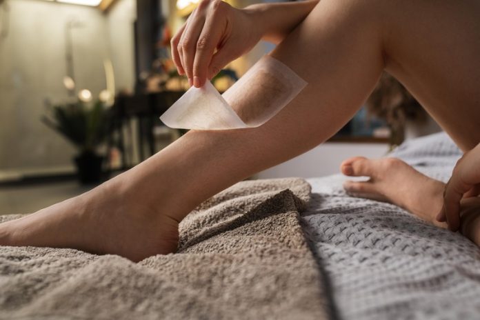 les dangers de s'épiler régulièrement épilation rasoir cire crème dépilatoire laser lumière pulsée Ma Santé Une femme qui s'épile à la cire froide régulièrement.
