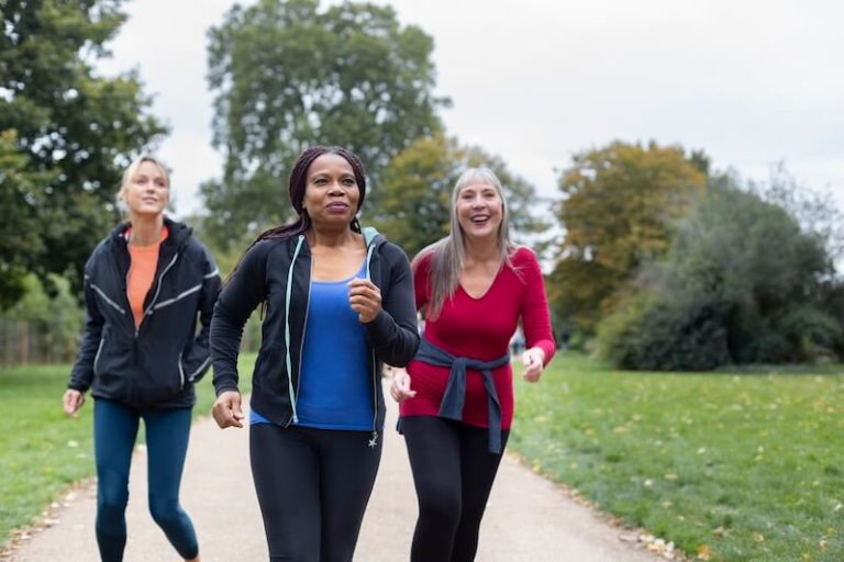 Des femmes qui pratiquent le brish walking.
