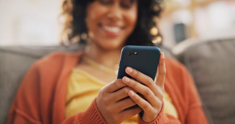 Une jeune femme qui commande un kit de dépistage d'IST gratuit.