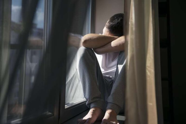 Un homme atteint de stress chronique avec des pics conséquents de cortisol qui dégrade sa santé.