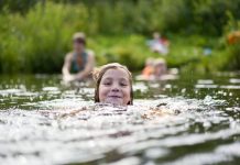 Canicule : peut-on se baigner dans le Rhône ? Le lac de miribel jonage bondé de monde qui se biagne