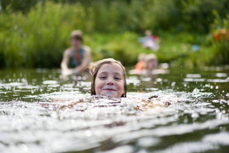 Le lac de miribel jonage bondé de monde qui se biagne