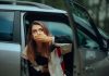 Une femme qui a le mal des transports.