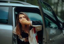 Une femme qui a le mal des transports.