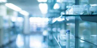 Un rayon de pharmacie vidé de ses médicaments dérivés du sang.