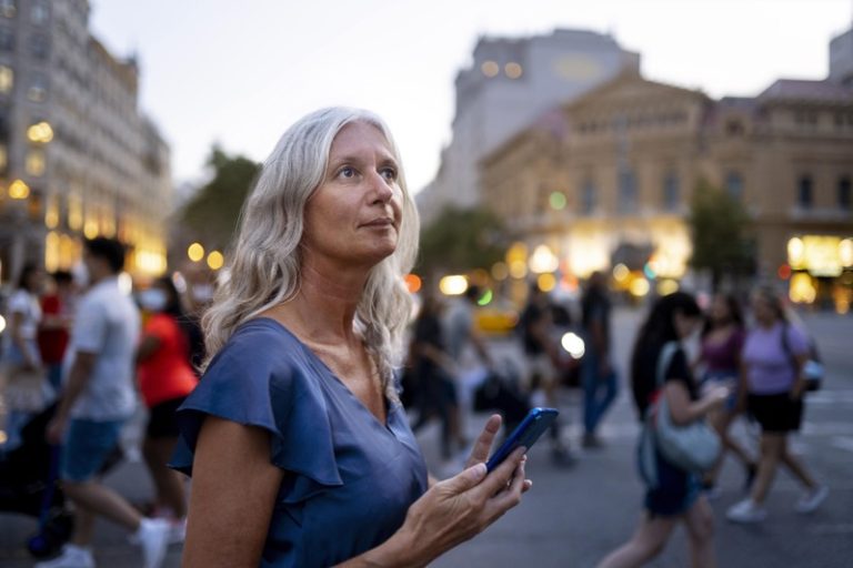 Une femme qui se renseigne sur la principale cause de mortalité en France.