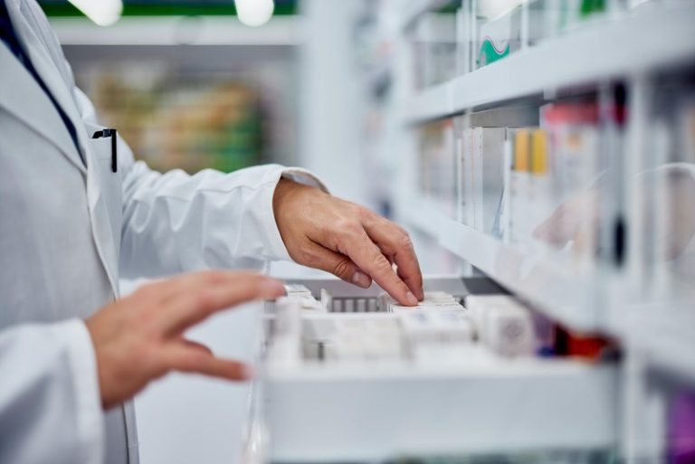 Un pharmacien qui cherche ses dernières boîtes de Ludiomil suite au rappel de cet antidépresseur.