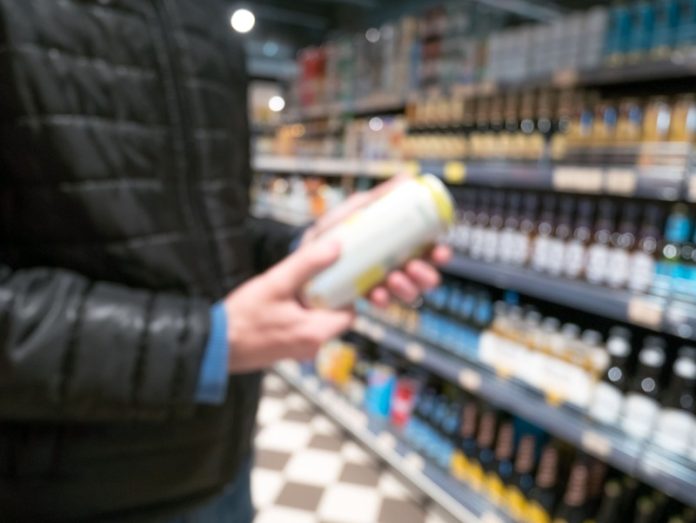 rayons alcool supermarché vente alcool mineur facile controle Ma Santé Un jeune homme dans un supermarché qui va acheter de l'alcool sans se faire contrôler.