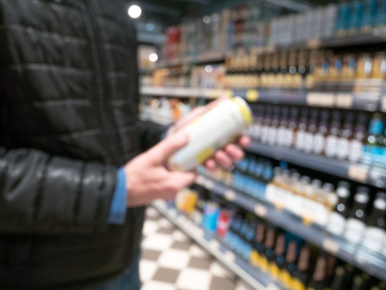 Un jeune homme dans un supermarché qui va acheter de l'alcool sans se faire contrôler.