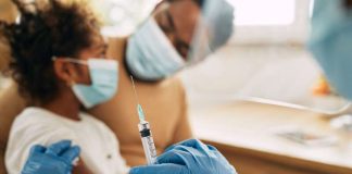 Une famille réunionnaise qui se fait vacciner contre le chikungunya.