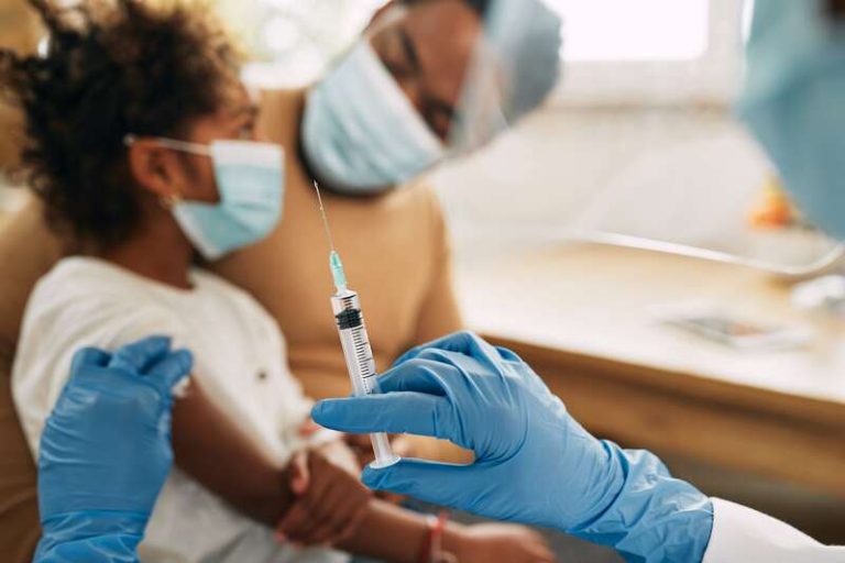 Une famille réunionnaise qui se fait vacciner contre le chikungunya.